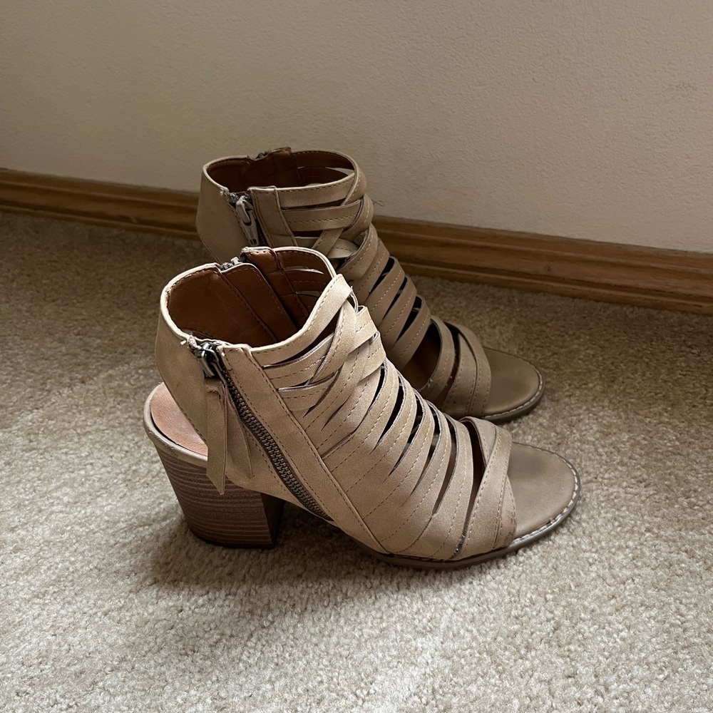 Universal Thread Target Women's Taupe Strappy Block Heel Sandals